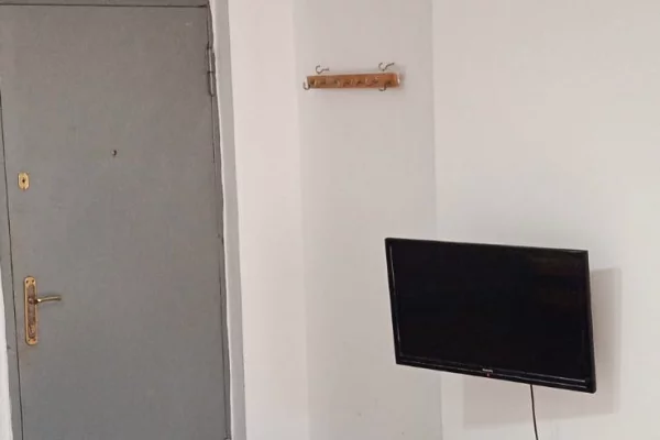 Garsoniere me qera ne Qender 35,000 lek perfshir uji dhe interneti