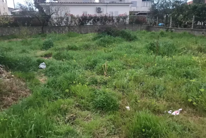 Truall ose Toke  ne Tirane - 300,000 Euro