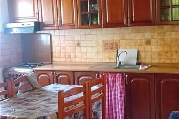 Jepet me qera Apartament 2+1 ne rrugen Ramazan Bogdani Tirane.