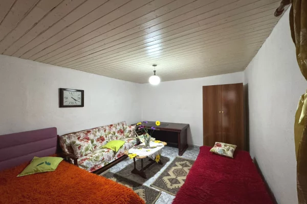 Jepet me qera shtepi private 1+1 ne rrugen e Dibres afer Medreses Tirane.