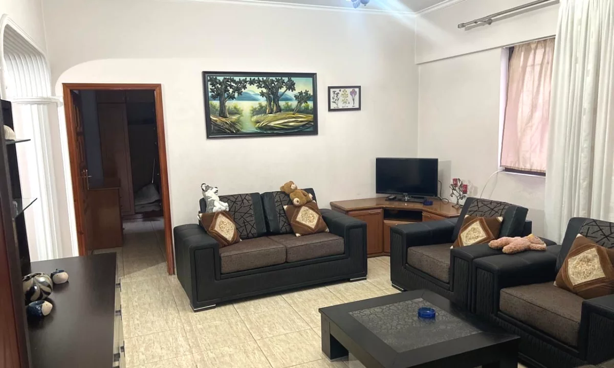 Shtepi me qera Vila Luksoze ne Tirane, 3+1, Mobilimi E mobiluar, Pagesa 500  Euro.