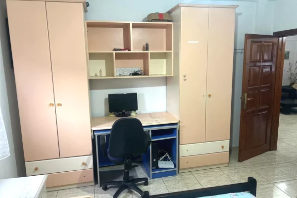 Shtepi me qera Vila Luksoze ne Tirane, 3+1, Mobilimi E mobiluar, Pagesa 500  Euro.