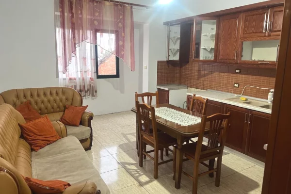 Shtepi me qera Vila Luksoze ne Tirane, 3+1, Mobilimi E mobiluar, Pagesa 500  Euro.