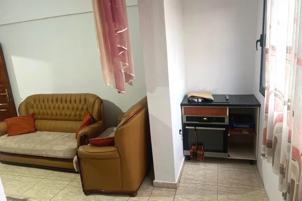 Shtepi me qera Vila Luksoze ne Tirane, 3+1, Mobilimi E mobiluar, Pagesa 500  Euro.