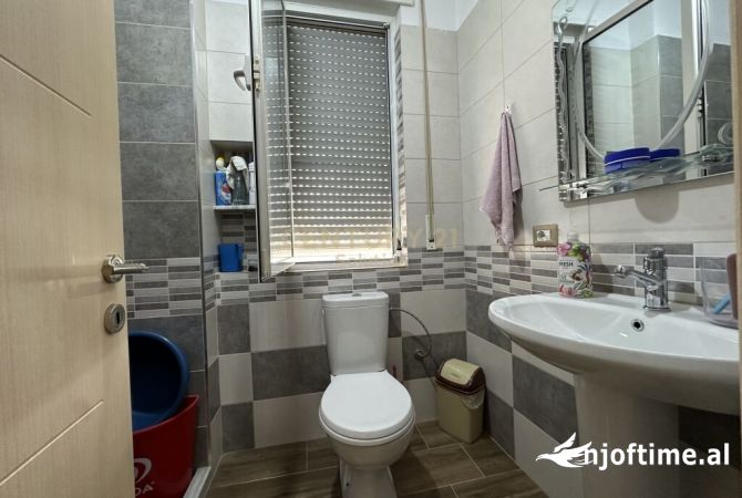 Shtepi ne shitje Apartament ne Tirane, 2+1, Mobilimi E mobiluar, Pagesa 140,000  Euro.