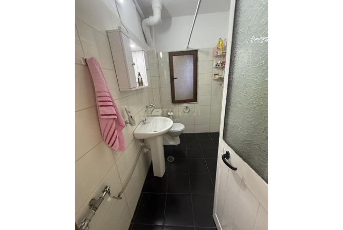 Shtepi ne shitje Apartament ne Tirane, 1+1, Mobilimi Bosh, pa mobiluar, Pagesa 110,000  Euro.