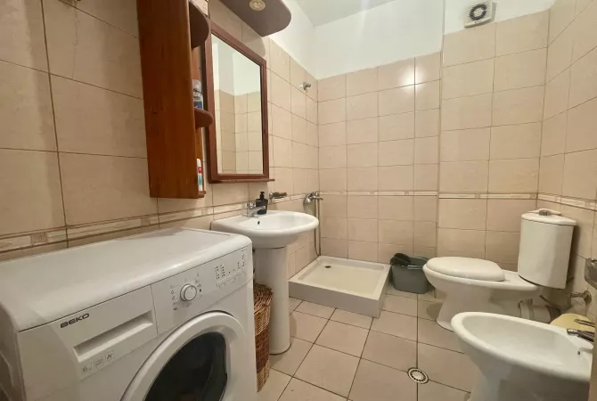 Shtepi ne shitje Apartament ne Tirane, 1+1, Mobilimi E mobiluar, Pagesa 99,000  Euro.