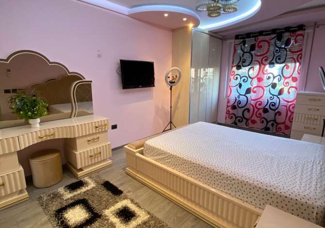 Shtepi ne shitje Apartament ne Tirane, 3+1, Mobilimi E mobiluar, Pagesa 250,000  Euro.