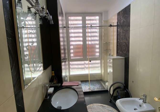 Shtepi ne shitje Apartament ne Tirane, 3+1, Mobilimi E mobiluar, Pagesa 250,000  Euro.