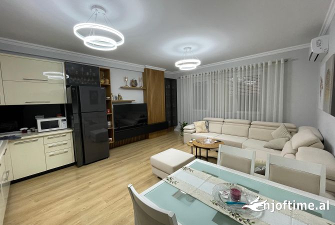 Shtepi ne shitje Apartament ne Tirane, 2+1, Mobilimi Bosh, pa mobiluar, Pagesa 195,000  Euro.