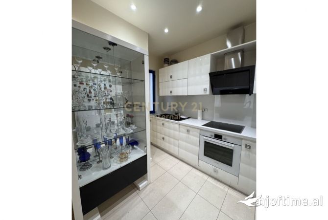 Shtepi me qera Apartament ne Tirane, 3+1, Mobilimi E mobiluar, Pagesa 1,300  Euro.