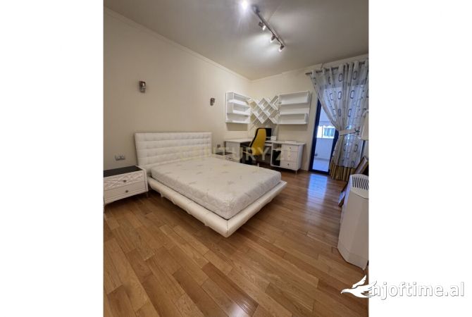 Shtepi me qera Apartament ne Tirane, 3+1, Mobilimi E mobiluar, Pagesa 1,300  Euro.
