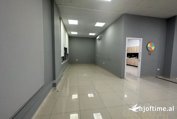 Ambient biznesi me qera 3+1 ne Tirane - 2,600 Euro