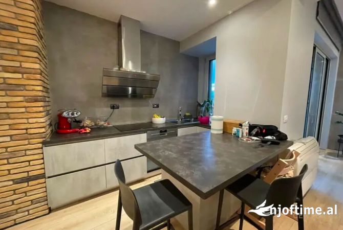Shtepi me qera 2+1 ne Tirane - 1,800 Euro