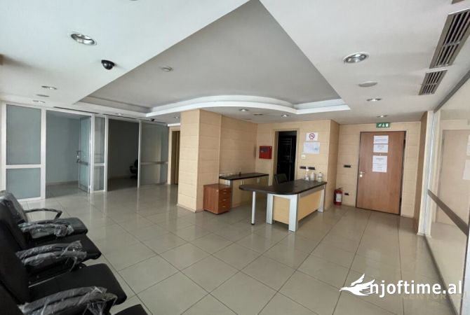 Ambjent komercial 300m2 te mbikalimi i Komunes se Parisit