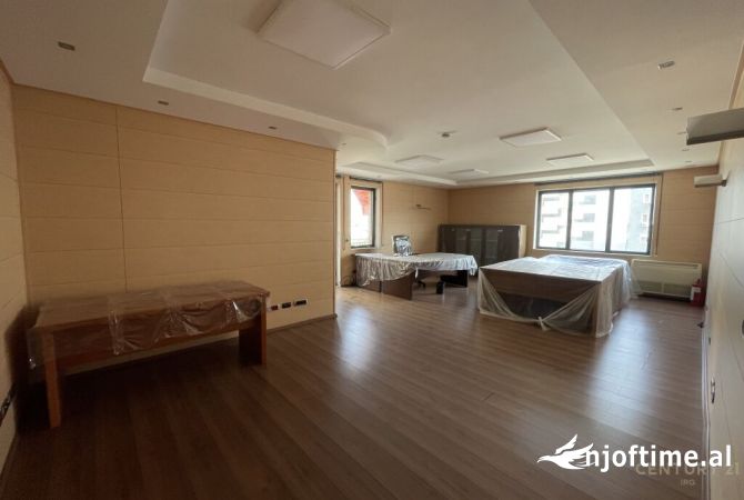 Ambiente Commerciale in Affitto 3+1 a Tirana - 4,000 Euro