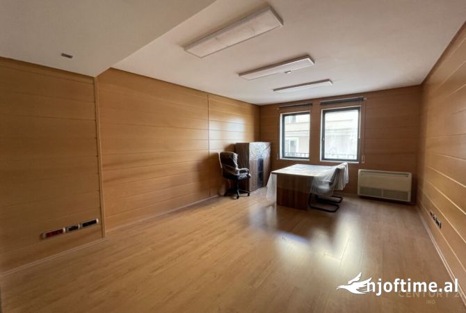 Ambient biznesi me qera 3+1 ne Tirane - 4,000 Euro