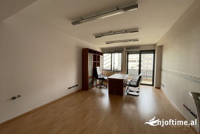 Ambiente Commerciale in Affitto 3+1 a Tirana - 4,000 Euro