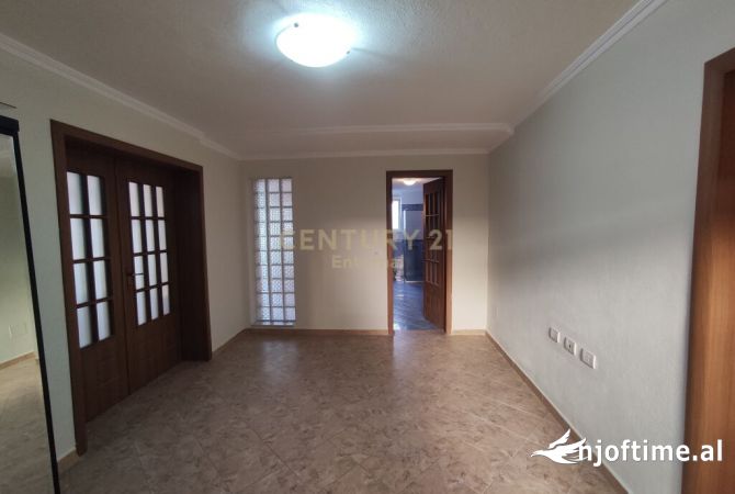 Ambient biznesi me qera 3+1 ne Tirane - 700 Euro