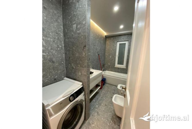 Shtepi ne shitje Apartament ne Tirane, 3+1, Mobilimi Pjeserisht e mobiluar, Pagesa 268,000  Euro.