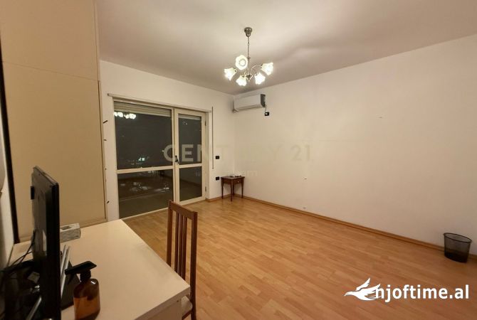 Shtepi me qera Apartament ne Tirane, 3+1, Mobilimi Pjeserisht e mobiluar, Pagesa 1,600  Euro.