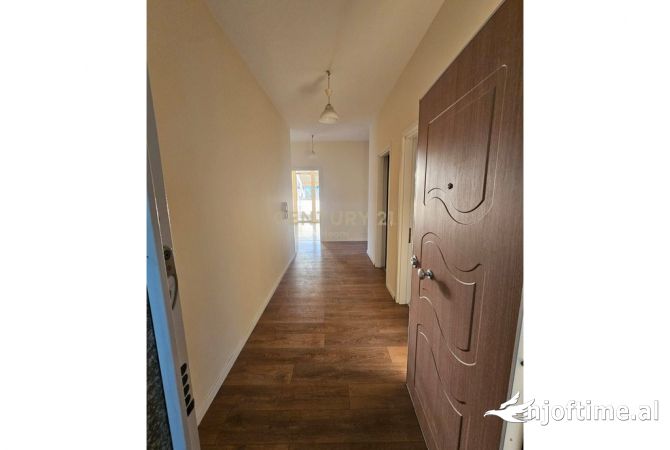 Kika 2, Komuna e Parisit japim zyre me qira 3+1+2