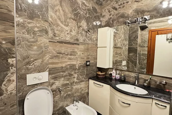 Shtepi ne shitje Apartament ne Tirane, 3+1, Mobilimi E mobiluar, Pagesa 200,000  Euro.