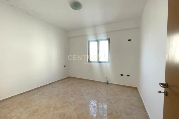 Shtepi ne shitje Apartament ne Tirane, 2+1, Mobilimi Bosh, pa mobiluar, Pagesa 125,000  Euro.