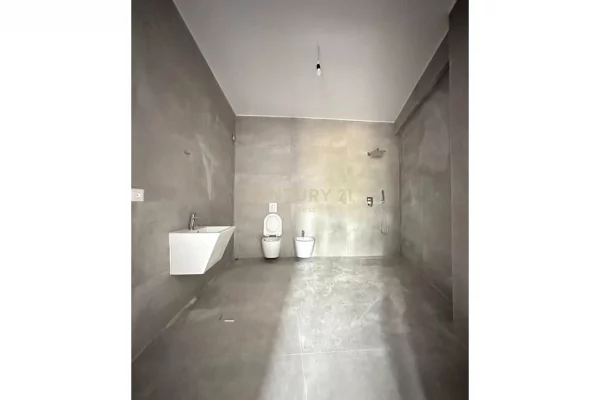 Shtepi ne shitje Apartament ne Tirane, 2+1, Mobilimi Bosh, pa mobiluar, Pagesa 138,000  Euro.