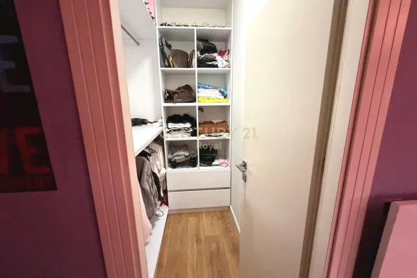 Shtepi ne shitje Apartament ne Tirane, 3+1, Mobilimi E mobiluar, Pagesa 250,000  Euro.