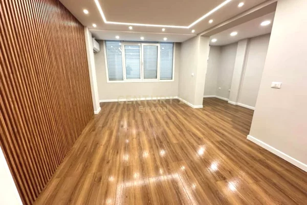 Ambient biznesi me qera 3+1 ne Tirane - 1,300 Euro