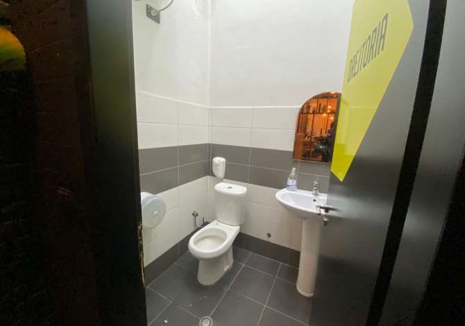 Ambient biznesi me qera 2+1 ne Tirane - 1,300 Euro