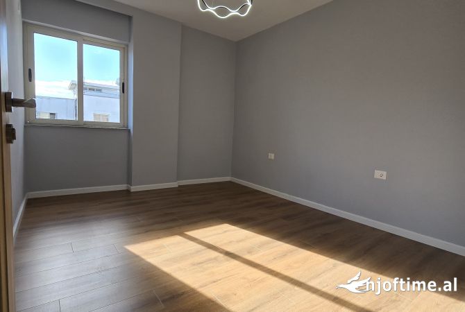 Shtepi ne shitje Apartament ne Tirane, 2+1, Mobilimi Bosh, pa mobiluar, Pagesa 108,000  Euro.