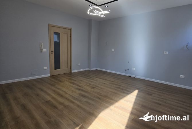 Shtepi ne shitje Apartament ne Tirane, 2+1, Mobilimi Bosh, pa mobiluar, Pagesa 108,000  Euro.
