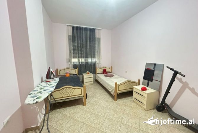 Shtepi ne shitje Apartament ne Tirane, 2+1, Mobilimi E mobiluar, Pagesa 135,000  Euro.