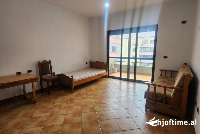 Shtepi ne shitje Apartament ne Tirane, 2+1, Mobilimi Bosh, pa mobiluar, Pagesa 163,000  Euro.