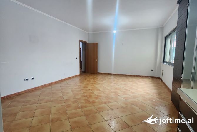 Shtepi ne shitje Apartament ne Tirane, 2+1, Mobilimi Bosh, pa mobiluar, Pagesa 163,000  Euro.