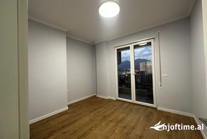 Shtepi me qera Apartament ne Tirane, 3+1, Mobilimi Pjeserisht e mobiluar, Pagesa 600  Euro.