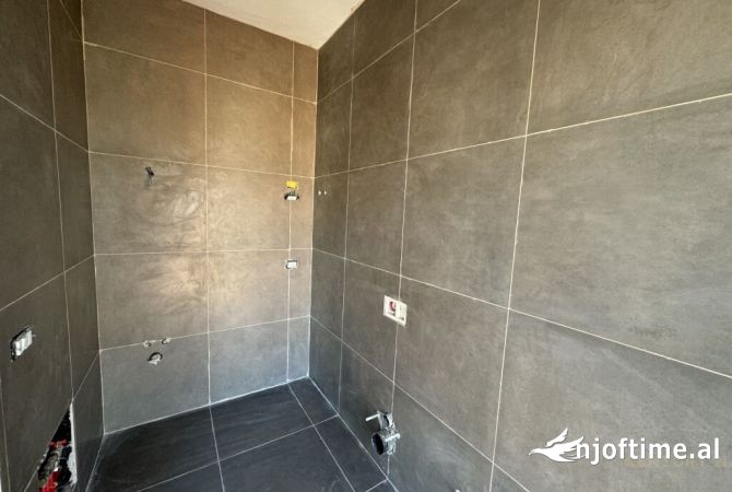 Shtepi ne shitje Apartament ne Tirane, 2+1, Mobilimi Bosh, pa mobiluar, Pagesa 155,000  Euro.