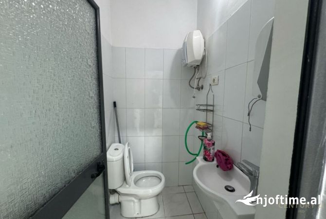 Ambient me qera  i pozicionuar buze rruges Dritan Hoxha. 