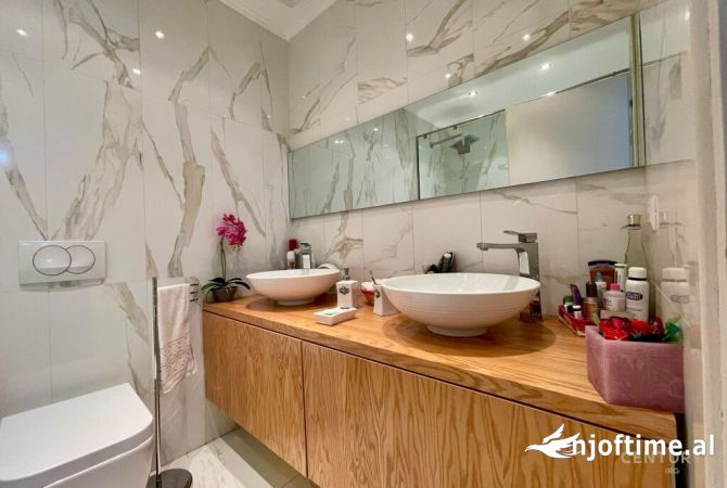 Shtepi ne shitje Apartament ne Tirane, 2+1, Mobilimi E mobiluar, Pagesa 239,000  Euro.