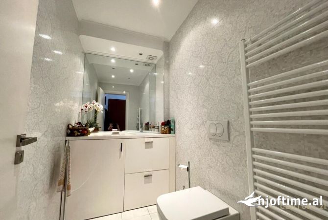 Shtepi ne shitje Apartament ne Tirane, 2+1, Mobilimi E mobiluar, Pagesa 239,000  Euro.
