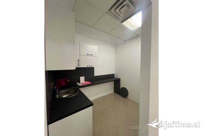 Zyre per Qira perballe Toptani Center!