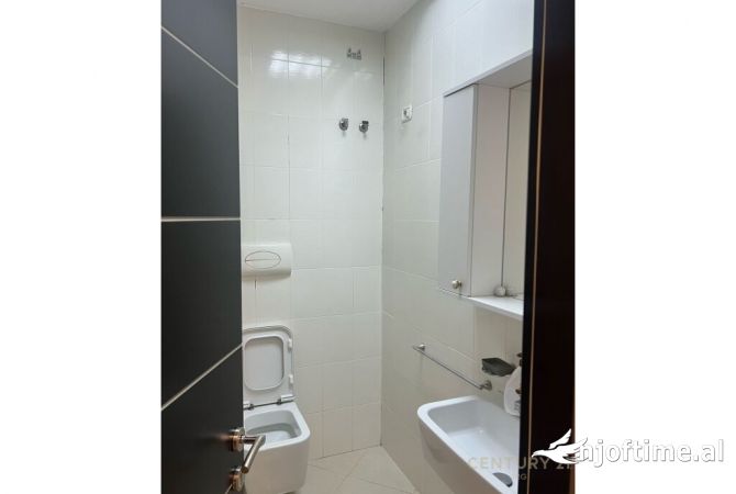 Zyre per Qira perballe Toptani Center!