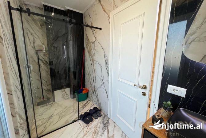 Shtepi ne shitje Apartament ne Tirane, 3+1, Mobilimi E mobiluar, Pagesa 365,000  Euro.