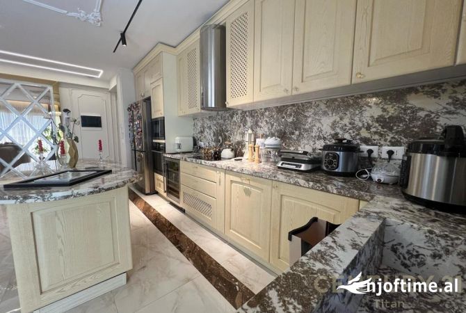 Shtepi ne shitje Apartament ne Tirane, 3+1, Mobilimi E mobiluar, Pagesa 365,000  Euro.