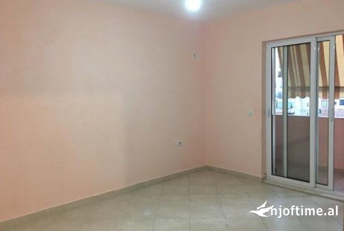 Ambient biznesi me qera 3+1 ne Tirane - 650 Euro