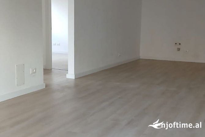 Ambient biznesi me qera 3+1 ne Tirane - 65,000 Leke