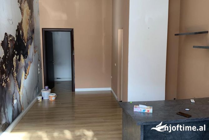 Ambient biznesi me qera 1+1 ne Tirane - 90,000 Leke