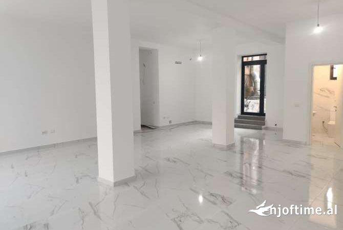 Ambient biznesi me qera 2+1 ne Tirane - 2,000 Euro